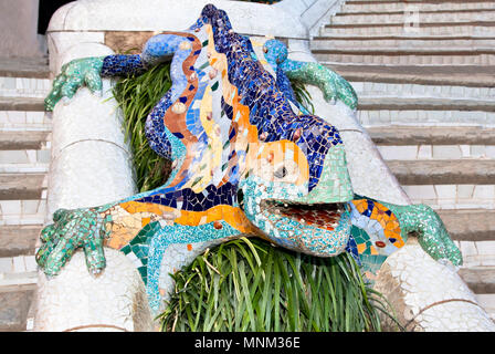 Barcelone - 1 octobre : Lézard en mosaïque faite de carreaux de céramique cassée dans le Parc Guell conçu par Antoni Gaudi, 1 octobre 2010 à Barcelone. Construit en 1900 - Banque D'Images