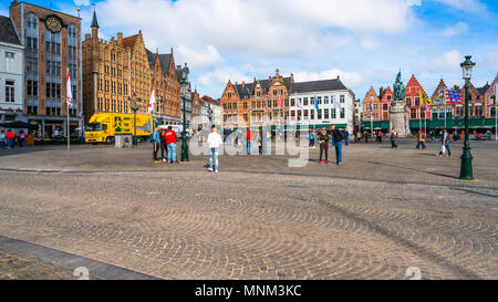 BRUGES, BELGIQUE - 23 avril 2018 : la place du marché de Bruges en plein cœur de la ville est une destination touristique populaire. Banque D'Images