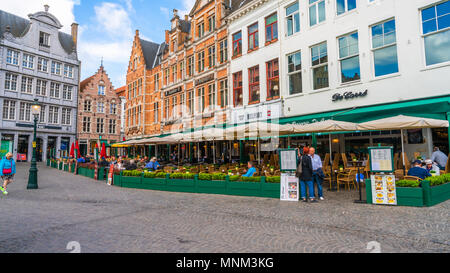 BRUGES, BELGIQUE - 23 avril 2018 : la place du marché de Bruges en plein cœur de la ville est une destination touristique populaire. Banque D'Images