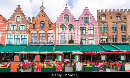 BRUGES, BELGIQUE - 23 avril 2018 : la place du marché de Bruges en plein cœur de la ville est une destination touristique populaire. Banque D'Images