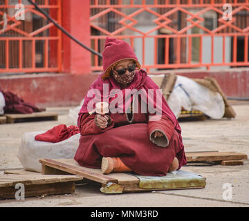 Moine tibétain sur sa plate-forme de méditation, Yarchen Gar, Sichuan, Chine Banque D'Images