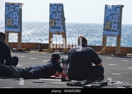 Mer des Philippines (17 mars 2018) l'entretien des 2e classe Administrationman Charlene Logsdon, gauche, de Broken Arrow, Oklahoma, incendies un fusil M16 sous la supervision de l'Artilleur 4400 2e classe Travis Waggoner, de Meridian, Mississippi, au cours d'une analyse des armes à feu sur le port de l'ascenseur d'avions d'assaut amphibie USS Bonhomme Richard (DG 6). Bonhomme Richard fonctionne dans la région indo-pacifique dans le cadre d'une patrouille régulière et offre une capacité d'intervention rapide en cas de catastrophe naturelle ou d'urgence régionaux. Banque D'Images