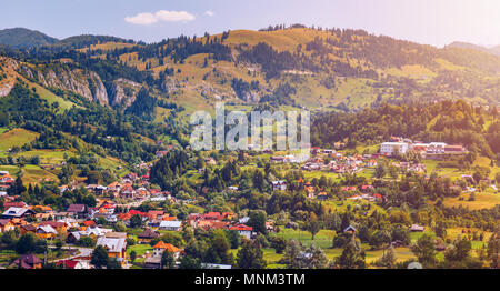 Alpine d'été Transylvanie Monument, paysage avec des champs verts et des vallées, les montagnes Piatra Craiului, Carpates, Transylvanie, Roumanie, Euro Banque D'Images