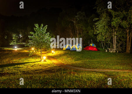 Photo de nuit de camping dans le Parc National de Khun Chae (อุทยานแห่งชาติขุนแจ) dans le Nord de la Thaïlande Banque D'Images
