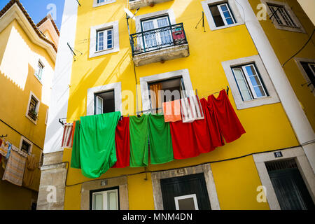 Une laverie est suspendu depuis un balcon à Lisbonne, Portugal. Banque D'Images