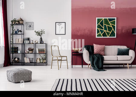 Grand salon intérieur pour une femme avec la table blanche debout contre un mur, ombre rose cerise Banque D'Images