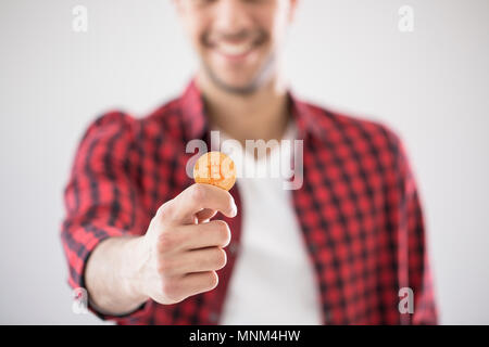 Close-up of man holding BitCoin or - cryptocurrency numérique Banque D'Images