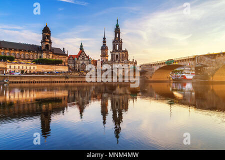 Augustus Pont (Augustusbrucke) et de la cathédrale de la Sainte Trinité (Église Hofkirche) au cours de l'Elbe à Dresde, en Allemagne, en Saxe. Banque D'Images