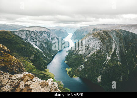 La Norvège fjord paysage et les montagnes vue aérienne paysage magnifique Naeroyfjord repères naturels scandinaves Banque D'Images