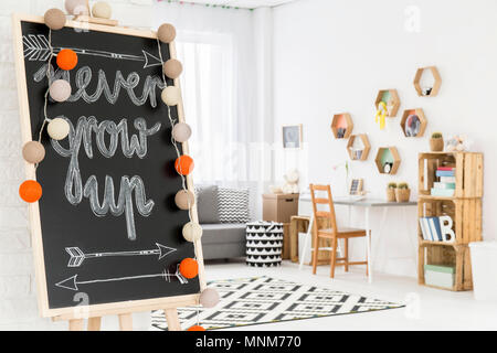 Tiré d'un tableau noir dans une chambre pour les enfants créatifs modernes Banque D'Images