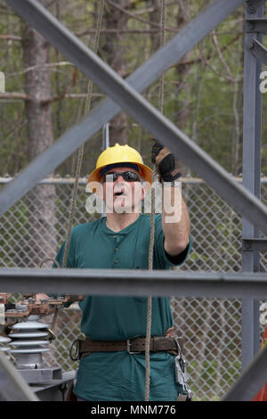 L'utilitaire électrique de col bleu workman la réparation d'une sous-station électrique en milieu rural Vermont Banque D'Images