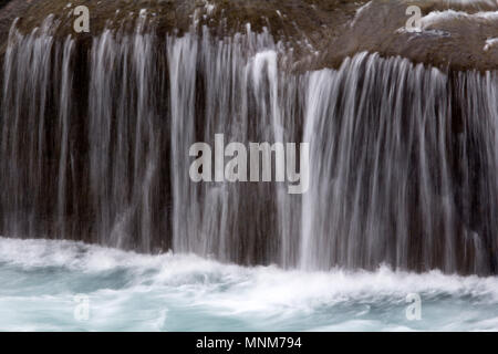 Borgarfjörður Hraunfossar (ouest de l'Islande), est une série de cascades formées par des ruisseaux. L'Islande. Banque D'Images