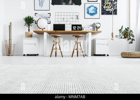 Hipster tendance home office intérieur conçu dans le style scandi Banque D'Images