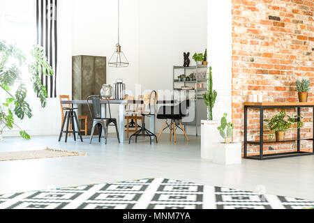 Intérieur Loft avec salle à manger ouverte et mur de brique Banque D'Images