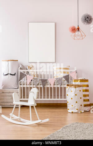 Chambre à coucher bébé dans un style scandinave avec lit bébé , mur poster, lampe Banque D'Images