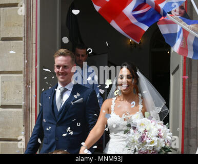 Vicky Compson et Aron Hallam en dehors de Windsor Guildhall après leur mariage, la veille, le prince Harry et Meghan Markle le faire dans la même ville. Banque D'Images