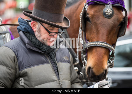 L'homme et son cheval à Central Park. En chariots sont une merveilleuse façon d'apprécier la beauté de la Central Park à New York. Banque D'Images