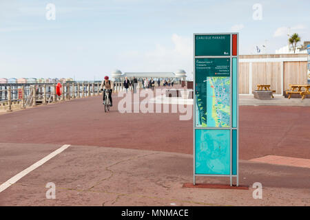 Signe de l'information sur la promenade du front de mer de Hastings, East Sussex, UK Banque D'Images