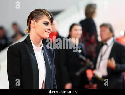 Cannes, France. 17 mai, 2018. Le membre du jury et l'actrice Américaine Kristen Stewart pose sur le tapis rouge lors de la première du film 'couteau coeur '(Un couteau dans le Cœur) à la 71e Festival International du Film de Cannes à Cannes, France, le 17 mai 2018. Le 71e Festival International du Film de Cannes a lieu du 8 mai au 19 mai. Credit : Luo Huanhuan/Xinhua/Alamy Live News Banque D'Images