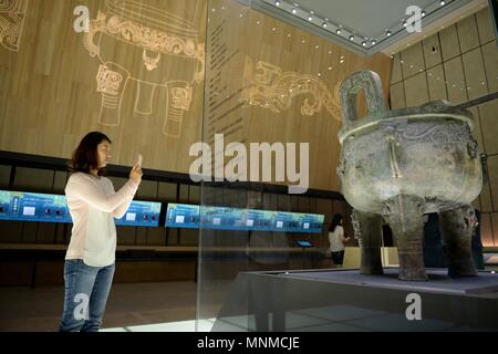 Xi'an, province du Shaanxi en Chine. 17 mai, 2018. Une femme visite le musée d'histoire du Shaanxi à Xi'an, capitale de la Province chinoise de Shaanxi nord-ouest, le 17 mai 2018. Vendredi marque la Journée internationale des musées. Crédit : Li Yibo/Xinhua/Alamy Live News Banque D'Images