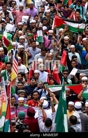 Kuala Lumpur, Malaisie. 18 mai , 2018. Plus d'une centaine de musulmans malaisiens protestent contre l'abus des Palestiniens dans la bande de Gaza et les manifestations contre le transfert de l'ambassade américaine à Jérusalem à l'en face de l'ambassade des Etats-Unis à la Malaisie , le 18 mai 2018, à Kuala Lumpur, en Malaisie. Crédit : Chris JUNG/Alamy Live News Banque D'Images