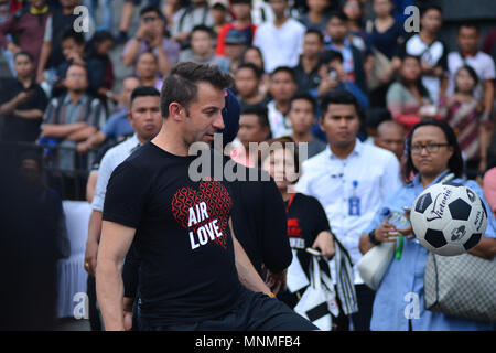 Medan, Nord de Sumatra, en Indonésie. 17 mai, 2018. Ancien joueur de football italien Alessandro Del Piero vu jouer avec les jeunes joueurs de football à java.Del Piero visité Medan pour promouvoir le football et de recueillir des fonds pour aider les personnes touchées du mont Sinabung volcan accident. La dernière éruption du volcan Sinabung a été enregistrée le 19 février 2018, après avoir tourné 4,3 miles de cendres dans le ciel. Les 2460 mètres de volcan est l'un des plus actifs dans le pays. Credit : Lana Priatna SOPA/Images/ZUMA/Alamy Fil Live News Banque D'Images