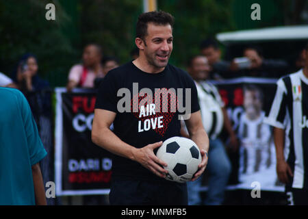 Medan, Nord de Sumatra, en Indonésie. 17 mai, 2018. Ancien joueur de football italien Alessandro Del Piero vu jouer avec les jeunes joueurs de football à java.Del Piero visité Medan pour promouvoir le football et de recueillir des fonds pour aider les personnes touchées du mont Sinabung volcan accident. La dernière éruption du volcan Sinabung a été enregistrée le 19 février 2018, après avoir tourné 4,3 miles de cendres dans le ciel. Les 2460 mètres de volcan est l'un des plus actifs dans le pays. Credit : Lana Priatna SOPA/Images/ZUMA/Alamy Fil Live News Banque D'Images