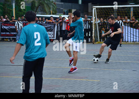 Medan, Nord de Sumatra, en Indonésie. 17 mai, 2018. Ancien joueur de football italien Alessandro Del Piero vu jouer avec les jeunes joueurs de football à java.Del Piero visité Medan pour promouvoir le football et de recueillir des fonds pour aider les personnes touchées du mont Sinabung volcan accident. La dernière éruption du volcan Sinabung a été enregistrée le 19 février 2018, après avoir tourné 4,3 miles de cendres dans le ciel. Les 2460 mètres de volcan est l'un des plus actifs dans le pays. Credit : Lana Priatna SOPA/Images/ZUMA/Alamy Fil Live News Banque D'Images