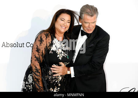 Pierce Brosnan avec femme Keely Shaye Smith assistant à l'amfAR's Cinema Against Aids 25 au cours du Gala du 71e Festival de Cannes à l'Hôtel du Cap-Eden-Roc le 17 mai 2018 à Antibes, France Banque D'Images