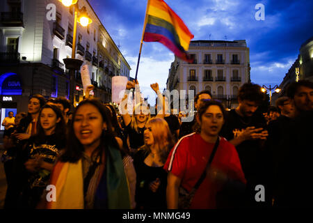 Madrid, Espagne. 17 mai, 2018. La nuit mars manifestants portant des banderoles et des affiches avec des slogans sur la Journée internationale des LGTB.Des centaines de manifestants sont descendus dans les rues de Madrid pour exiger des droits LGBT et gay. Crédit : Mario Roldan SOPA/Images/ZUMA/Alamy Fil Live News Banque D'Images