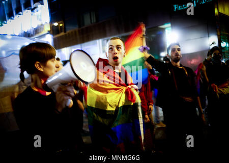 Madrid, Espagne. 17 mai, 2018. Les manifestants crier des slogans contre la violence et le harcèlement.tout en portant le drapeau arc-en-ciel au cours de la marche.Des centaines de manifestants sont descendus dans les rues de Madrid pour exiger des droits LGBT et gay. Crédit : Mario Roldan SOPA/Images/ZUMA/Alamy Fil Live News Banque D'Images