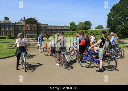 London UK. 18 mai 2018. Les cyclistes profiter de la chaleur du soleil de printemps sur le terrain de Kensington Palace Crédit : amer ghazzal/Alamy Live News Banque D'Images