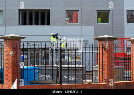 Liverpool, Royaume-Uni. 18 mai, 2018. Louise Ellman MP du travail a dit qu'Heysmoor Heights à bail ne doit pas être abandonné au cours des 'Travaux de sécurité incendie pour le revêtement extérieur de la tour. Les ministres ont été invités à aider les résidents de la tour qui pourrait faire l'objet de projets de £18 000 à chaque remplacement de bardage non sécuritaires qui est similaire à celui utilisé sur Grenfell Tower à Londres. Credit : Ken biggs/Alamy Live News. Banque D'Images