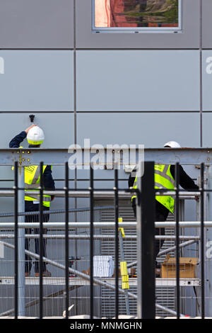 Liverpool, Royaume-Uni. 18 mai, 2018. Louise Ellman MP du travail a dit qu'Heysmoor Heights à bail ne doit pas être abandonné au cours des 'Travaux de sécurité incendie pour le revêtement extérieur de la tour. Les ministres ont été invités à aider les résidents de la tour qui pourrait faire l'objet de projets de £18 000 à chaque remplacement de bardage non sécuritaires qui est similaire à celui utilisé sur Grenfell Tower à Londres. Credit : Ken biggs/Alamy Live News. Banque D'Images