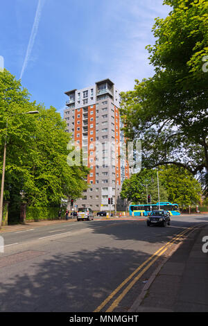 Liverpool, Royaume-Uni. 18 mai, 2018. Louise Ellman MP du travail a dit qu'Heysmoor Heights à bail ne doit pas être abandonné au cours des 'Travaux de sécurité incendie pour le revêtement extérieur de la tour. Les ministres ont été invités à aider les résidents de la tour qui pourrait faire l'objet de projets de £18 000 à chaque remplacement de bardage non sécuritaires qui est similaire à celui utilisé sur Grenfell Tower à Londres. Credit : Ken biggs/Alamy Live News. Banque D'Images