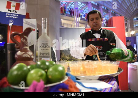 Washington, USA. 17 mai, 2018. Un chef de l'ambassade du Pérou permet aux invités de la cocktail 2018 Défi, Chef de l'ambassade à Washington, DC, États-Unis, le 17 mai 2018. Les chefs de plus de 25 différentes ambassades dans la capitale américaine se sont réunis à l'Édifice de Ronald Reagan et Centre du commerce international dans le centre-ville de Washington, DC jeudi soir pour la 10e Défi Chef de l'ambassade. Crédit : Yang Chenglin/Xinhua/Alamy Live News Banque D'Images