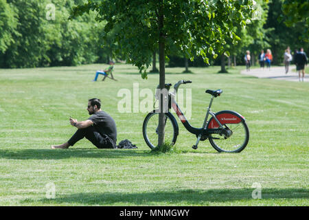 London UK. 18 mai 2018. Les gens profiter de la chaleur du soleil de printemps dans les jardins de Kensington Crédit : amer ghazzal/Alamy Live News Banque D'Images
