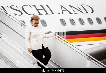 18 mai 2018, la Russie, Sochi : la chancelière allemande Angela Merkel (Union chrétienne-démocrate) arrive à l'aéroport international de Sotchi. Par la suite la Chancelière Merkel va passer par le président russe Vladimir Poutine en résidence d'été pour une visite de travail. Thèmes de discussion seront les conflits internationaux comme l'Ukraine, la Syrie, le Moyen-Orient et l'Iran. Photo : Kay Nietfeld/dpa dpa : Crédit photo alliance/Alamy Live News Banque D'Images