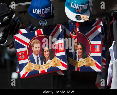 West End, Londres, Royaume-Uni. 18 mai, 2018. Les Festivités du Mariage Royal parmi les détaillants de Londres le premier rues commerciales de l'Ouest fin le jour avant le grand événement à Windsor. Credit : Malcolm Park/Alamy Live News. Banque D'Images