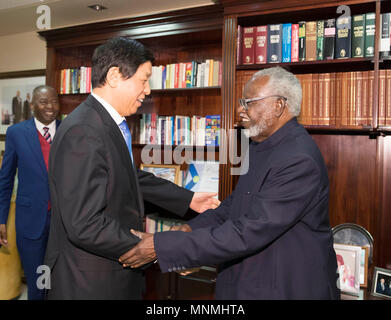 Windhoek, Namibie. 16 mai, 2018. Li Zhanshu, président du Comité permanent du Congrès National du Peuple, serre la main avec l'ancien président de la Namibie, Sam Nujoma à Windhoek, Namibie, le 16 mai 2018. Li a payé une visite amicale de la Namibie le 15 au 17 mai à l'invitation du Président de l'Assemblée nationale namibienne Peter Katjavivi. Credit : Ding Lin/Xinhua/Alamy Live News Banque D'Images