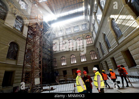 Directeur général du Musée National, Michal Lukes (centre avec le casque blanc) a un exposé sur l'avenir de la journée porte ouverte dans un bâtiment historique rénové du Musée National, Vaclavske namesti, Prague, République tchèque, le vendredi 18 mai 2018, le marquage de 200 ans à partir de la création de Musée national et 100 ans de la naissance de la Tchécoslovaquie. (CTK Photo/Vit Simanek) Banque D'Images