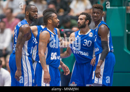 Frankfurt, Deutschland. 15 mai, 2018. De gauche à droite : Mike Morrison (Skyliners, 24), Shawn Huff (Skyliners, masqué, 7), Quantez Robertson (Skyliners, 23), Philip Scrubb (Skyliners, 30) et d'Isaac Bonga (Skyliners, 17) montrent clairement leur grande perplexité et frustratedration. Utilisation dans le monde entier | Credit : dpa/Alamy Live News Banque D'Images