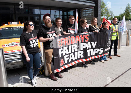 Milton Keynes, Royaume-Uni. 18 mai 2018. Le personnel d'attente au stade de la direction générale de MK TGI Fridays forment une ligne de piquetage à la première dans le série de grèves dans un différend au sujet de conseils. Crédit : David Isaacson/Alamy Live News Banque D'Images