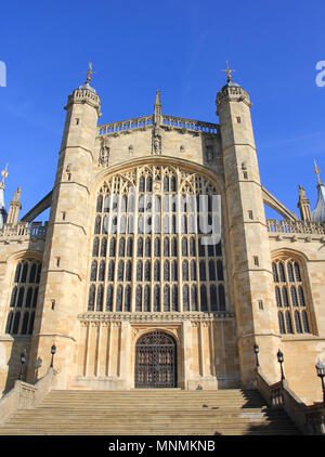 Déposée - 24 février 2018, UK, Windsor : l'entrée principale de la Chapelle St George, où le prince Harry et Meghan Markle sont mis à se marier le 19 mai 2018. La chapelle est de style gothique tardif situé dans le parc du château de Windsor. Photo : afp/Kusidlo Silvia Banque D'Images