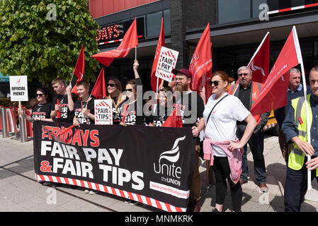 Milton Keynes, Royaume-Uni. 18 mai 2018. Le personnel d'attente au stade de la direction générale de MK TGI Fridays forment une ligne de piquetage à la première dans le série de grèves dans un différend au sujet de conseils. Crédit : David Isaacson/Alamy Live News Banque D'Images