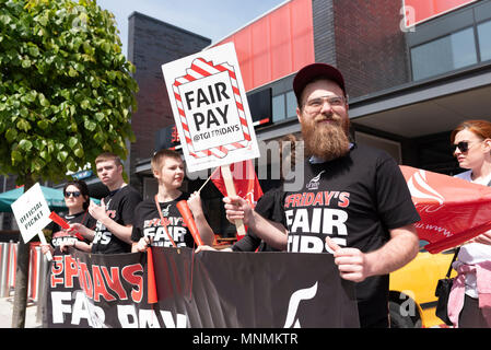 Milton Keynes, Royaume-Uni. 18 mai 2018. Le personnel d'attente au stade de la direction générale de MK TGI Fridays forment une ligne de piquetage à la première dans le série de grèves dans un différend au sujet de conseils. Crédit : David Isaacson/Alamy Live News Banque D'Images
