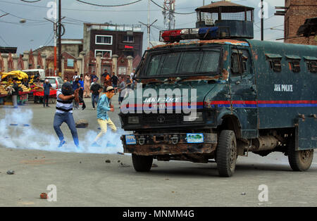 Srinagar, Jammu-et-Cachemire. 18 mai, 2018. La police attaque les manifestants du cachemire avec des pierres du véhicule au cours de l'anti-Israël et l'Inde des affrontements à Srinagar, la capitale d'été du Cachemire sous contrôle indien le 18 mai 2018. Éruption de protestation à Srinagar contre l'assassinat de manifestants palestiniens par les forces israéliennes. Plus de 60 manifestants palestiniens ont été tués après que les forces israéliennes ont ouvert le feu sur la frontière de Gaza le 14 mai, qui avait monté le long de la clôture pour protester contre le déménagement de l'ambassade des Etats-Unis de Tel Aviv à Jérusalem. Banque D'Images