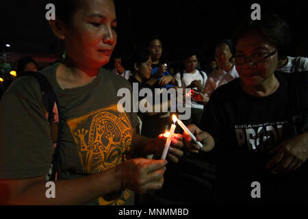 Aux Philippines. 18 mai, 2018. Les partisans de l'ancien juge en chef Maria Lourdes Sereno s'allumer des bougies qu'ils détiennent une protestation de masse vendredi noir et en face de la Cour suprême dans Padre Faura à Manille. Les groupes diffusés leur dégoût sur le prétendu contrôle des président Duterte du pouvoir judiciaire et sa domination tyrannique de l'autre du pays. Crédit : J Gerard Seguia/ZUMA/Alamy Fil Live News Banque D'Images