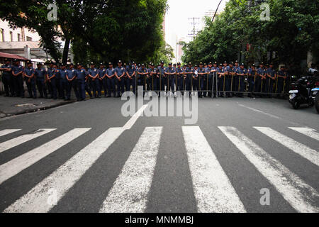 Aux Philippines. 18 mai, 2018. Les pelotons de policiers bloquer Padre Faura street où l'Supeme Court est situé. Les partisans de l'ancien juge en chef Maria Lourdes Sereno a organisé une protestation de masse vendredi noir et en face de la Cour suprême dans Padre Faura à Manille. Les groupes diffusés leur dégoût sur le prétendu contrôle des président Duterte du pouvoir judiciaire et sa domination tyrannique de l'autre du pays. Crédit : J Gerard Seguia/ZUMA/Alamy Fil Live News Banque D'Images