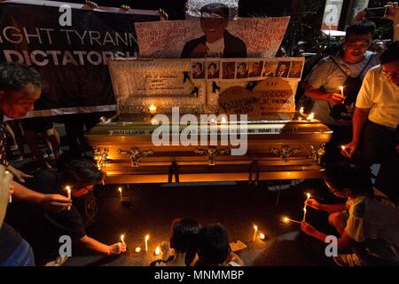 Aux Philippines. 18 mai, 2018. Les partisans de l'ancien juge en chef Maria Lourdes Sereno s'allumer des bougies qu'ils détiennent une protestation de masse vendredi noir et en face de la Cour suprême dans Padre Faura à Manille. Les groupes diffusés leur dégoût sur le prétendu contrôle des président Duterte du pouvoir judiciaire et sa domination tyrannique de l'autre du pays. Crédit : J Gerard Seguia/ZUMA/Alamy Fil Live News Banque D'Images